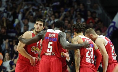 Προσκυνάει η 