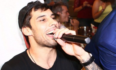 Ο Πρίντεζης τραγουδάει 