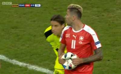 Έσκασε η μπάλα στο Γαλλία-Ελβετία! (video)