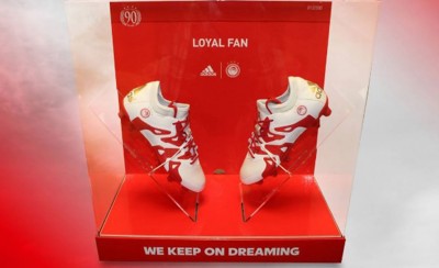 Κέρδισε τα συλλεκτικά παπούτσια adidas του Ολυμπιακού