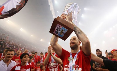 Βραβεύει τον αρχηγό