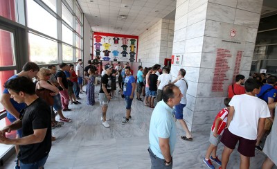 Πάντα δίπλα ο κόσμος