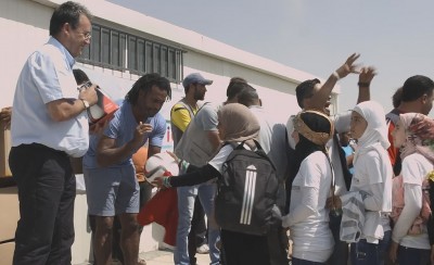 Ο Καρεμπέ δίπλα στα προσφυγόπουλα (video)