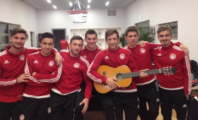 Διασκεδάζουν στην αίθουσα ψυχαγωγίας