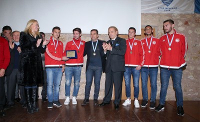 Οι Βετεράνοι του Πειραιά τίμησαν την ομάδα Νέων