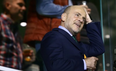 Αφού είναι τόσο... large, γιατί δεν τους εξοφλεί να ξεμπερδεύει;