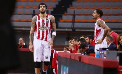 Ένας μέσα, (κι άλλος) ένας έξω!