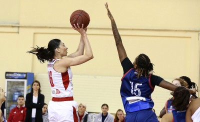 Όλα τα βλέμματα στη Δημητράκου!