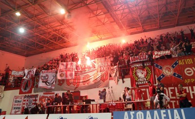 Παίρνω θέση στην κερκίδα...