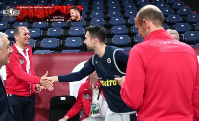 Χειραψία Αγγελόπουλων με Σλούκα
