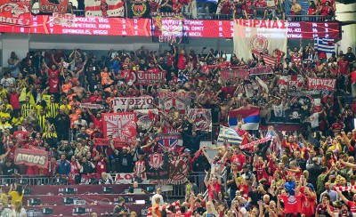 Ο κόσμος τραγουδά, από κοντά και ο γίγαντας Αργύρης (video)