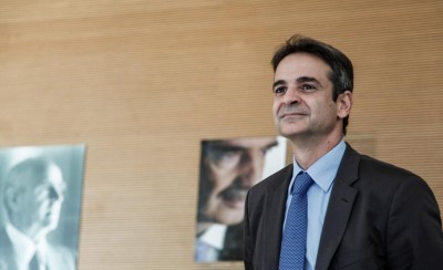 Υπόκλιση Μητσοτάκη στον Θρύλο!