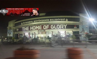 Εδώ, εδώ στο γήπεδο αυτό...