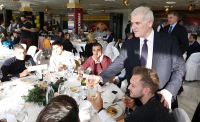 Ζήτησαν μπόνους, τους έδωσε συγχαρητήρια!