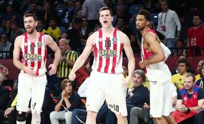 Ένα «ερυθρόλευκο» τρίποντο αγάπης! (Photos)
