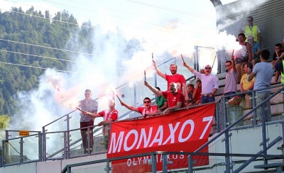 Ξανά ο κόσμος στο πλευρό του!