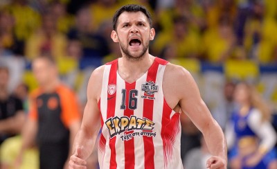 Απίστευτο τρίποντο με... κουτάλα! (video)