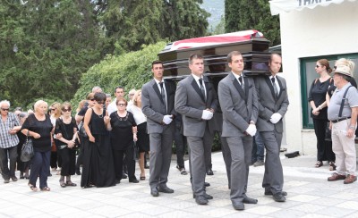 Στην τελευταία του κατοικία με τη σημαία του Ολυμπιακού (photos)