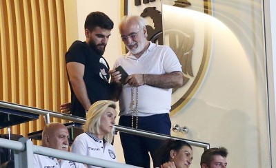Ο πατέρας σέβεται, ο γιος κοροϊδεύει!