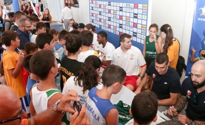 Μοίρασαν αυτόγραφα (photos)