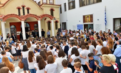 Ο πρόεδρος του Θρύλου, δίπλα στους μαθητές του Πειραιά