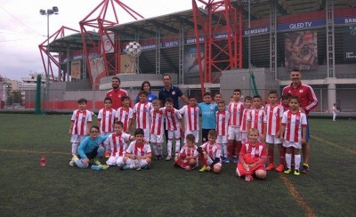 Γιορτή απέναντι από το Ναό