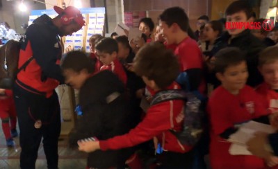 Καπνογόνα και πιτσιρίκια στην άφιξη στο ξενοδοχείο (video)