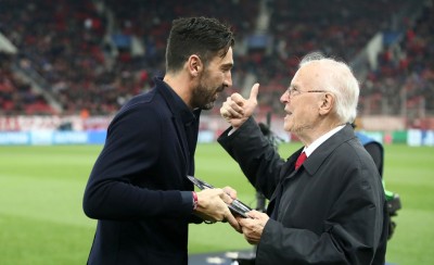 Βράβευση και θερμό χειροκρότημα σε Μπουφόν!