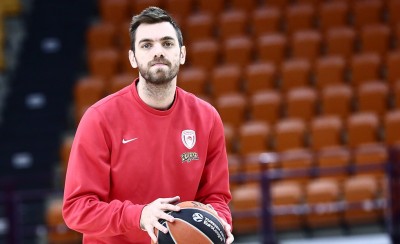 Αποχώρησε για το νοσοκομείο ο Μάντζαρης!