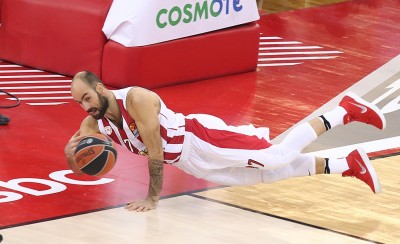 Όλο το ΣΕΦ στο... πόδι για τον αρχηγό! (Video)