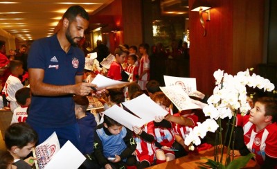 Υποδοχή και από τους πιτσιρικάδες
