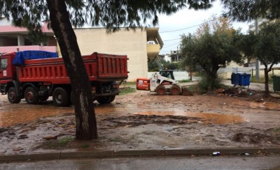 Δεν τον σταματά ούτε η βροχή!