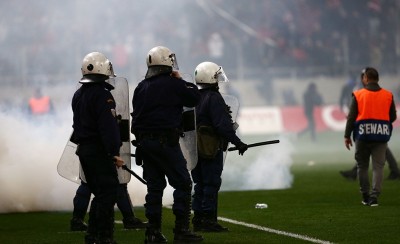 Απ' το πουθενά η αστυνομία χρησιμοποίησε δακρυγόνα!