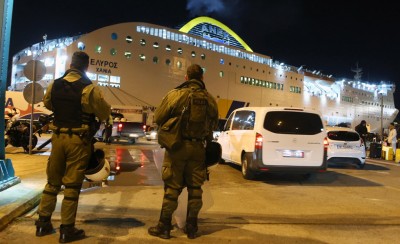 Λιμενικό και Αστυνομία φυγαδεύουν τους ΑΕΚτζήδες από τον Πειραιά!