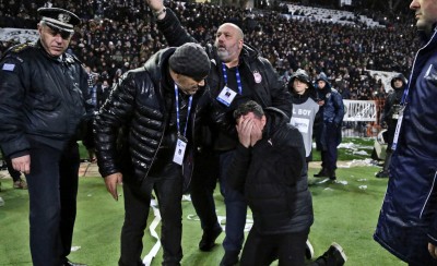 Ο γιατρός του αγώνα φορούσε φόρμα και μπουφάν του ΠΑΟΚ! Τρομερό;