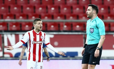 Μαθήματα του πως να εκνευρίζεις ένα άδειο γήπεδο!