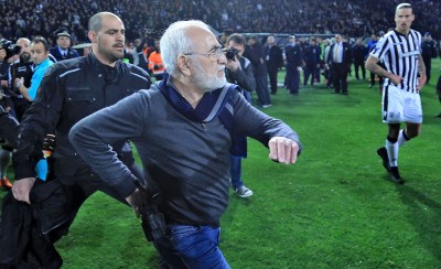 Οι 10 φωτογραφίες του Σαββίδη με το όπλο!