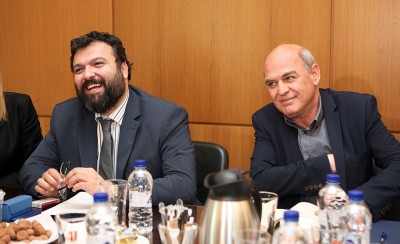 Προσπαθούν να τα μαζέψουν...