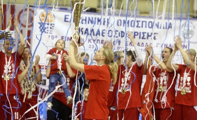 Ψηλά το τρίτο σερί... (video)