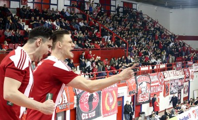 Πρόκριση με τον λαό του!