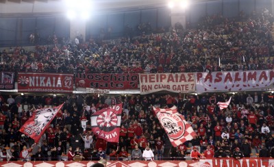 Δίπλα στην ομάδα ο κόσμος