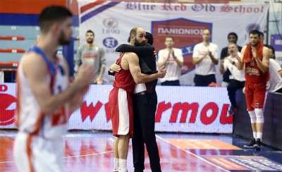 Η αγκαλιά του κόουτς στον αρχηγό (photos)