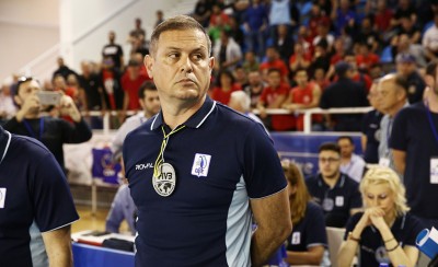 Στα συνθήματα για τον πρόεδρο, έκλεινε τα αυτιά του...