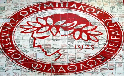 Όλος ο κόσμος υποκλίνεται στον Θρύλο!