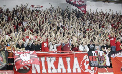 Δεν θα πέφτει... καρφίτσα!