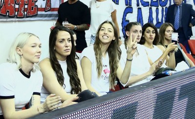 Δίπλα και οι θρυλικές κοριτσάρες