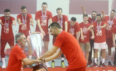 Έτσι σηκώνει τις κούπες ο Θρύλος! (Video)