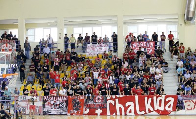 Παντού κοντά ο λαός του Θρύλου!