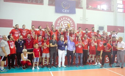 Εεεεε οοοοο παντού θα προσκυνάτε τον Ολυμπιακό...