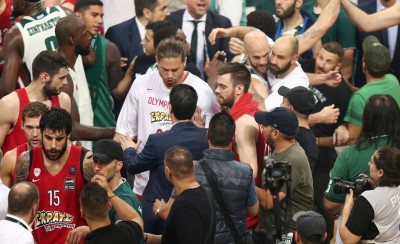 Ντου στους παίκτες υπό την ανοχή του Παναθηναϊκού!